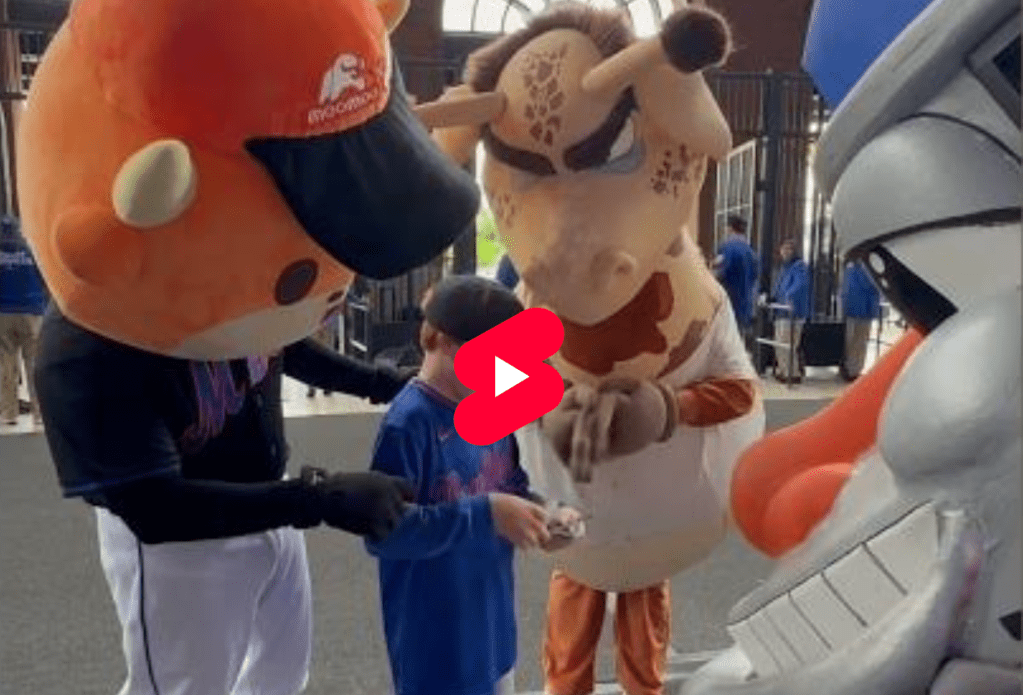 Pack rip with the Bronx Giraffe and the 5 Borough mascots&nbsp;⚾️🔥#mets