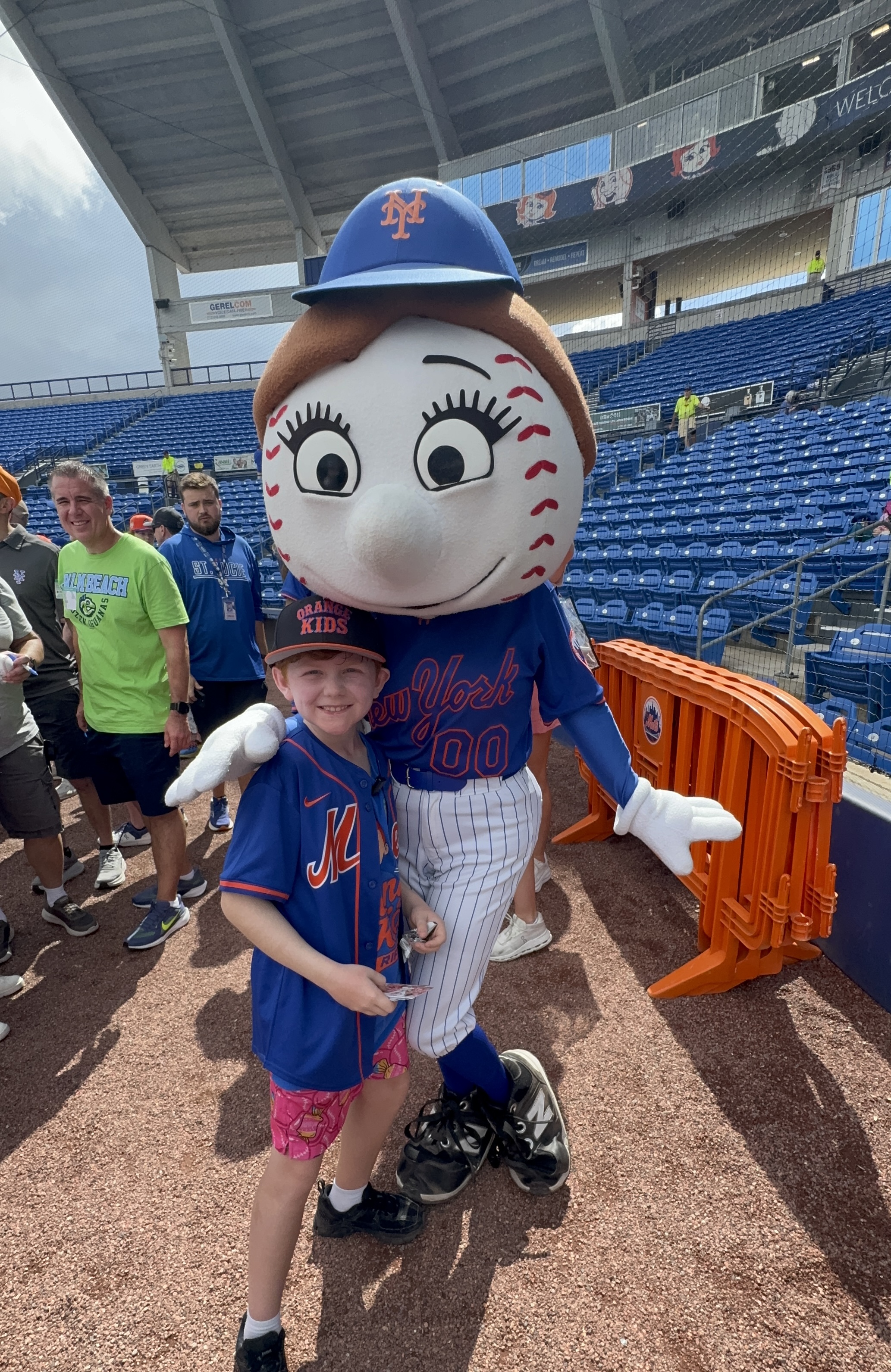 Mrs. Met Tries to Open a Pack 😂⚾️ | Topps Stadium Club Rip&nbsp;​