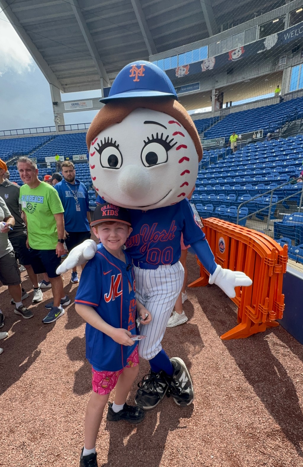 Mrs. Met Tries to Open a Pack 😂⚾️ | Topps Stadium Club Rip 